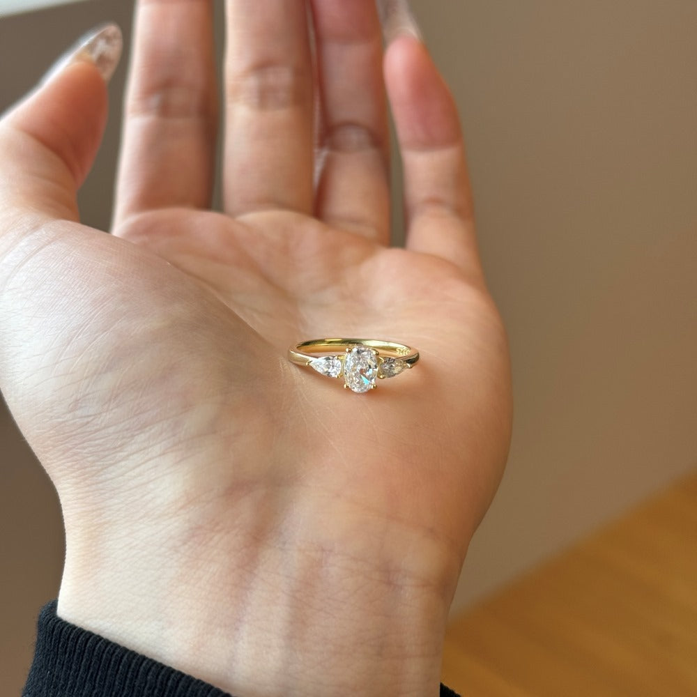 Oval Trilogy Ring 一   Sterling Silver, Cubic Zirconia